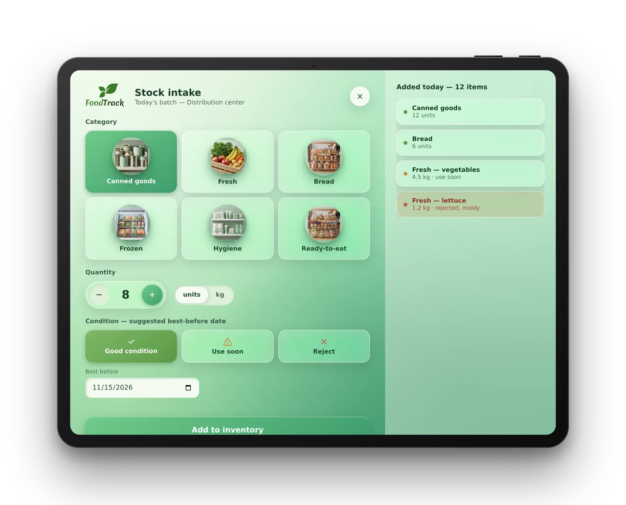 Tablet exibindo a tela de entrada de estoque do FoodTrack, com categorias de alimentos em cartões ilustrados, seletor de quantidade e condição do item.
