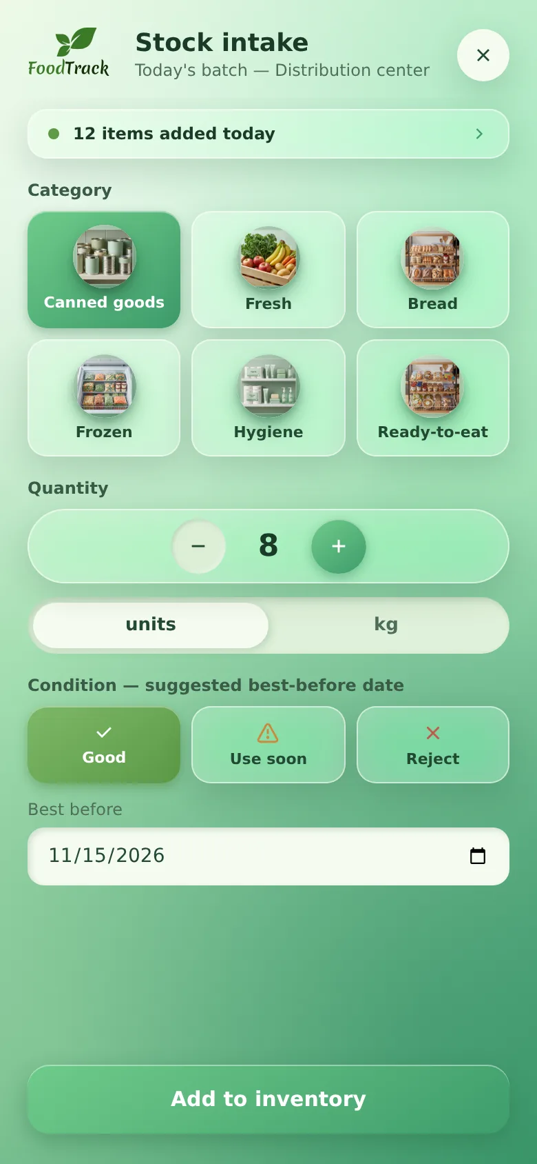 Tela de entrada de estoque no celular: categorias de alimentos em cartões ilustrados, quantidade, condição do item com data de validade sugerida e botão Adicionar ao inventário.